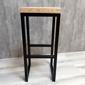 фото Барный стул akur loft sb2 металлокаркас черный декор прозрачный лак