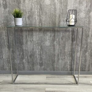 

Напольная консоль Akur Loft Norman 1200 металлокаркас хромированный прозрачное стекло, Loft Norman 1200 металлокаркас хромированный прозрачное стекло